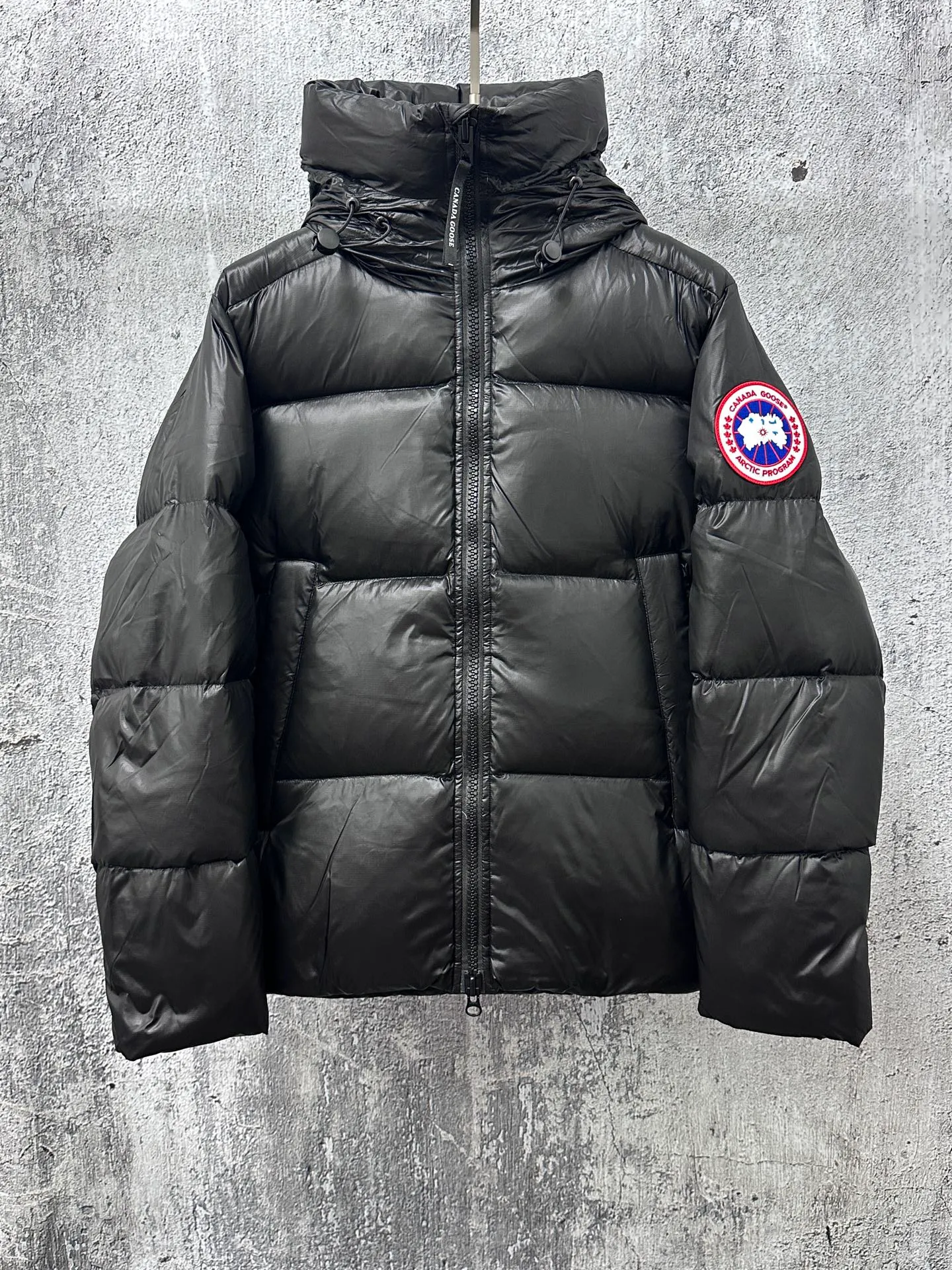 P780 [𝘾𝘼𝙉𝘼𝘿𝘼 𝙂𝙊𝙊𝙎𝙀] Canada Goose's limited new Crofton puff down jacket, top version, ceiling level Crofton soft loaf, 2024 latest style, cold protection effect up to level 4, using recycled Feather-Light tear-resistant fabric, ultra-light, no weight on the upper body at all! The unique black label highlights your temperament‼ ️ Canada Goose, a Canadian brand, has always been recognized as the warmest down jacket. Various Instagram celebrities, Internet celebrities, and celebrities often wear it for street photos. I make Canada Goose every year, but I still can't get rid of my love for it. No matter how cold the days are, there is no need to be afraid, because there is! Filled with 90% white duck down, it is the legendary warmest down jacket and is known as a must-have for Arctic outdoor sports! The most popular down jacket in the world, celebrities are rushing to buy it, it is a must-have!  Size: S~XXL